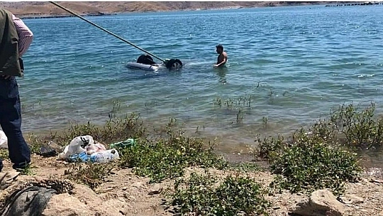 El frenini çekmeyi unutunca yeni aldığı aracı baraja gömüldü