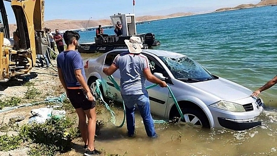 El frenini çekmeyi unutunca yeni aldığı aracı baraja gömüldü