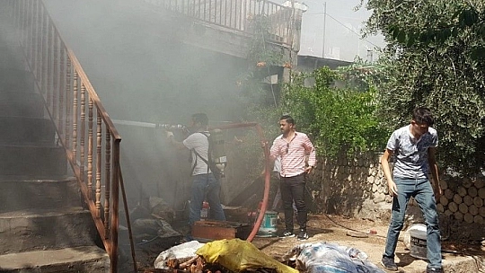 Keban'da ev yangını: 2 kişi dumandan etkilendi