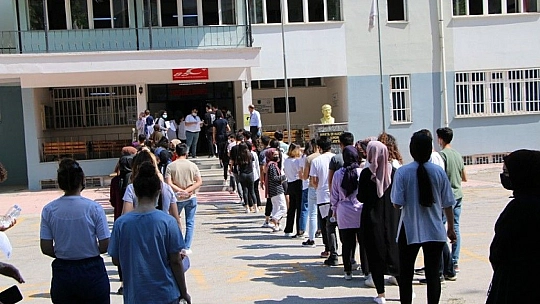 Sınava 1 dakika geç kaldı, bir yılı gitti