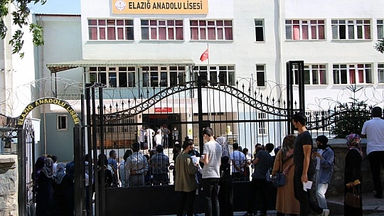 Sınava 1 dakika geç kaldı, bir yılı gitti