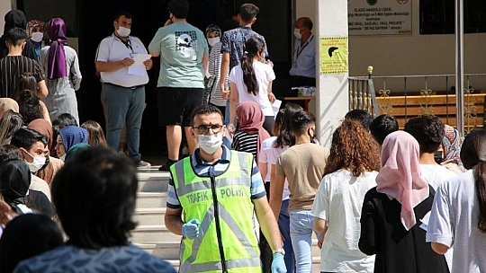 Sınava 1 dakika geç kaldı, bir yılı gitti