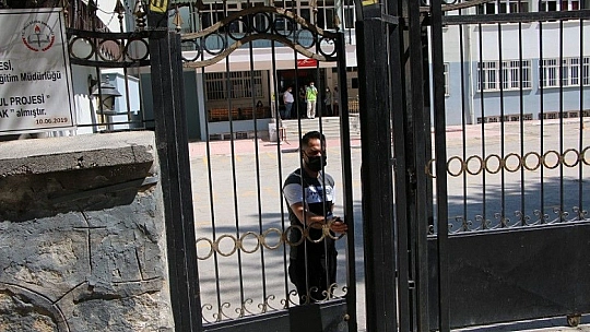 Sınava 1 dakika geç kaldı, bir yılı gitti