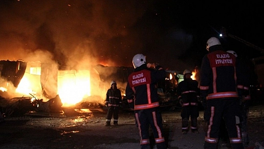 Elazığ OSB'de yangın, çok sayıda ekip müdahale ediyor