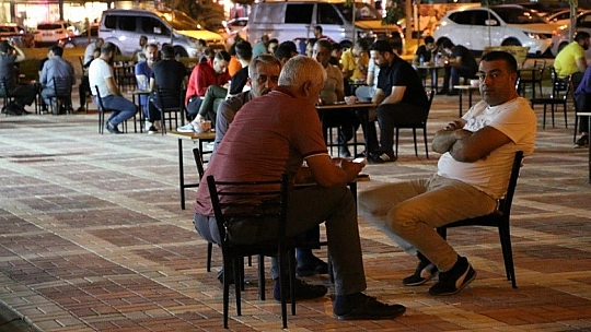 Kısıtlamaların kalktığı ilk akşamda vatandaşlar sokakları doldurdu