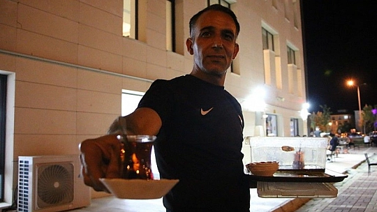 Kısıtlamaların kalktığı ilk akşamda vatandaşlar sokakları doldurdu