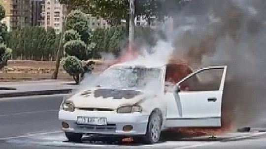Seyir halindeki otomobil alev aldı, geriye külü kaldı