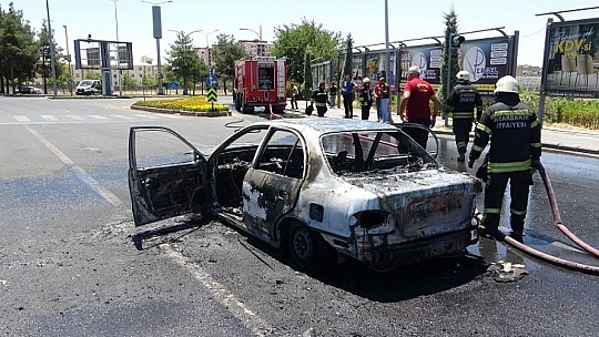 Seyir halindeki otomobil alev aldı, geriye külü kaldı