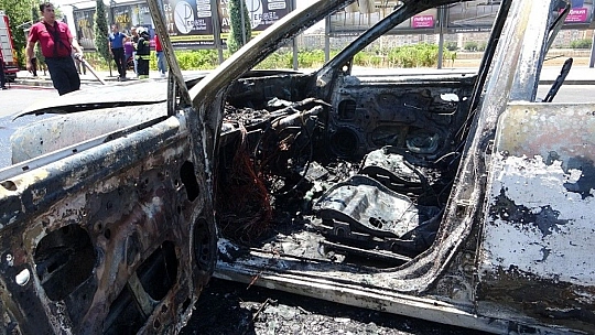 Seyir halindeki otomobil alev aldı, geriye külü kaldı