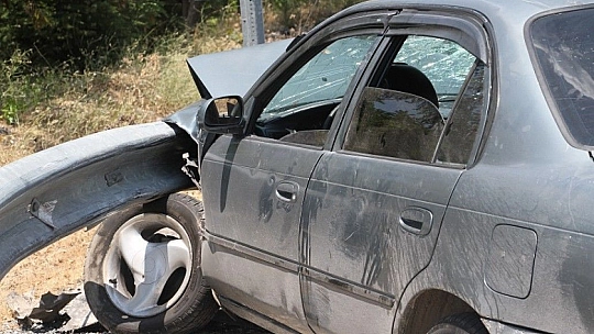 Hafif ticari araç ile çarpışan otomobil bariyerlere saplandı: 5 yaralı