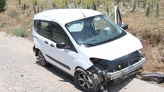 Hafif ticari araç ile çarpışan otomobil bariyerlere saplandı: 5 yaralı