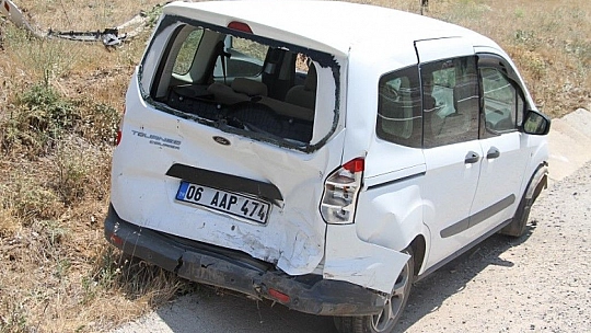 Hafif ticari araç ile çarpışan otomobil bariyerlere saplandı: 5 yaralı