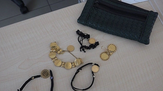 Sokakta bulduğu içi altın dolu çantayı sahibine teslim etti