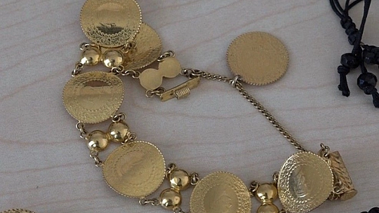Sokakta bulduğu içi altın dolu çantayı sahibine teslim etti