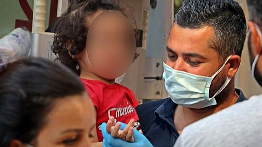 Anne evi terk etti, babanın bakmakta zorlandığı 4 küçük çocuk evde kendinden geçmiş halde bulundu