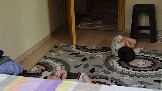 Anne evi terk etti, babanın bakmakta zorlandığı 4 küçük çocuk evde kendinden geçmiş halde bulundu