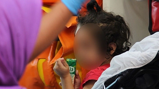 Anne evi terk etti, babanın bakmakta zorlandığı 4 küçük çocuk evde kendinden geçmiş halde bulundu