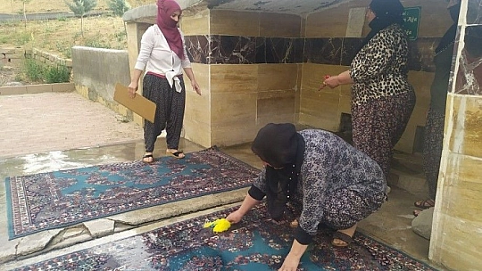 703 yıllık çeşmede bayram öncesi halı yıkama geleneği