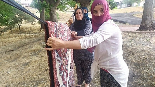 703 yıllık çeşmede bayram öncesi halı yıkama geleneği