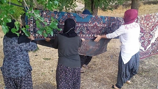703 yıllık çeşmede bayram öncesi halı yıkama geleneği