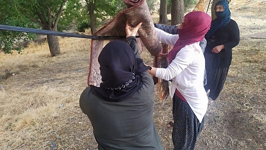 703 yıllık çeşmede bayram öncesi halı yıkama geleneği