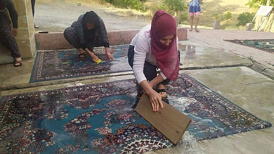 703 yıllık çeşmede bayram öncesi halı yıkama geleneği