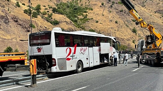 Elazığ'da faciadan dönüldü: Refüje çıkan otobüs 2 vinç yardımı ile kaldırıldı