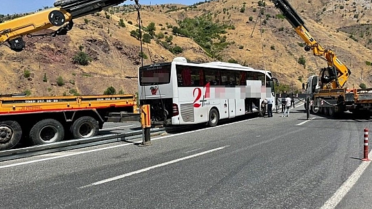Elazığ'da faciadan dönüldü: Refüje çıkan otobüs 2 vinç yardımı ile kaldırıldı