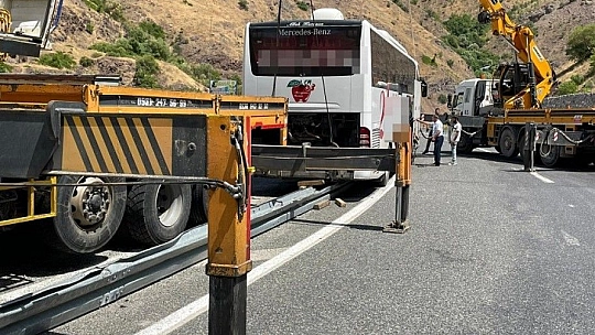 Elazığ'da faciadan dönüldü: Refüje çıkan otobüs 2 vinç yardımı ile kaldırıldı