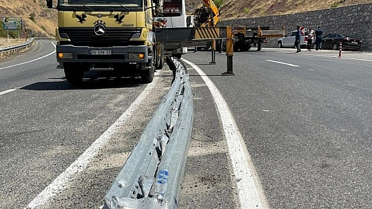 Elazığ'da faciadan dönüldü: Refüje çıkan otobüs 2 vinç yardımı ile kaldırıldı