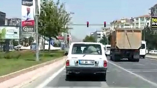 Kurbanlık koyunu otomobilin bagajında böyle taşıdı