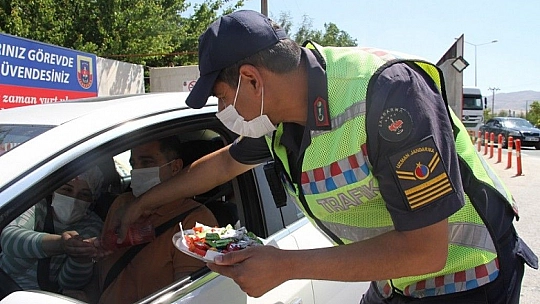 Elazığ'da jandarmadan bayramda şeker ve kolonyalı uygulama