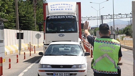 Elazığ'da jandarmadan bayramda şeker ve kolonyalı uygulama