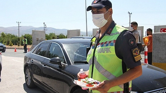 Elazığ'da jandarmadan bayramda şeker ve kolonyalı uygulama