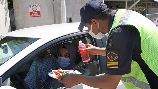 Elazığ'da jandarmadan bayramda şeker ve kolonyalı uygulama