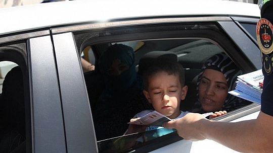 Elazığ'da jandarmadan bayramda şeker ve kolonyalı uygulama