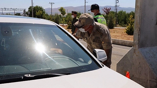 Elazığ'da jandarmadan bayramda şeker ve kolonyalı uygulama