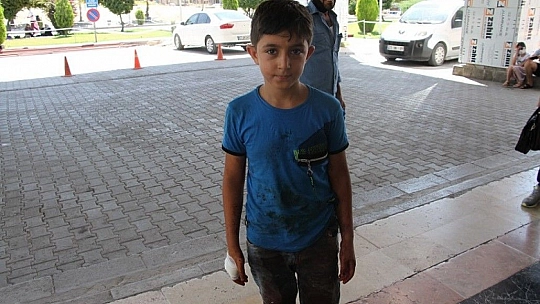 Babasına kurban kesmek için yardım eden çocuk elini kesti