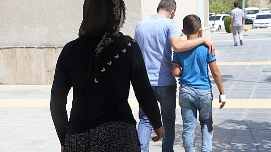Babasına kurban kesmek için yardım eden çocuk elini kesti