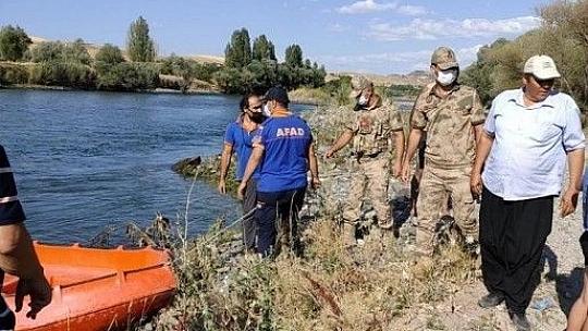 Çayda mahsur kalan iki çocuğun imdadına AFAD ve jandarma yetişti