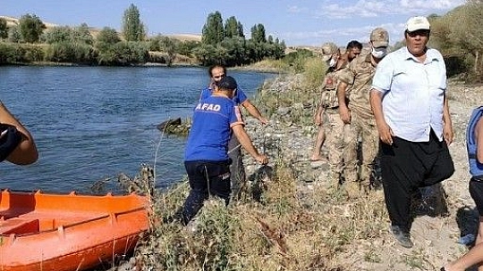 Çayda mahsur kalan iki çocuğun imdadına AFAD ve jandarma yetişti