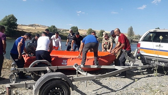 Çayda mahsur kalan iki çocuğun imdadına AFAD ve jandarma yetişti