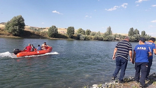 Çayda mahsur kalan iki çocuğun imdadına AFAD ve jandarma yetişti