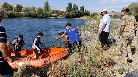 Çayda mahsur kalan iki çocuğun imdadına AFAD ve jandarma yetişti