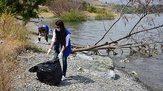 Gönüllü gençler, Hazar Gölü çevresini temizledi