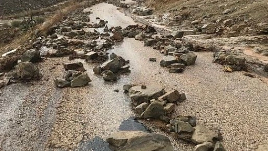 Elazığ'da sel nedeniyle heyelan meydana geldi, yollarda çökmeler oluştu