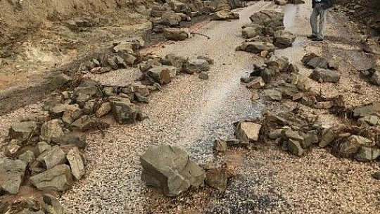 Elazığ'da sel nedeniyle heyelan meydana geldi, yollarda çökmeler oluştu