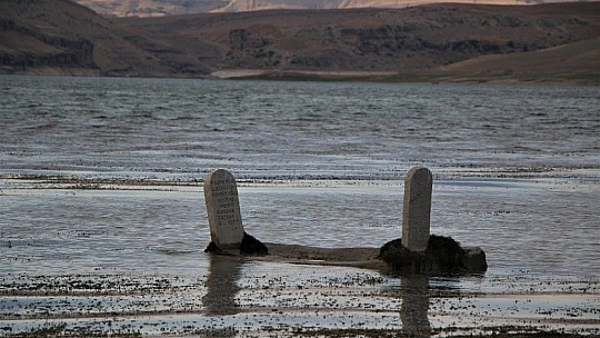 Baraj suları 150 metre çekilince ortaya çıktı