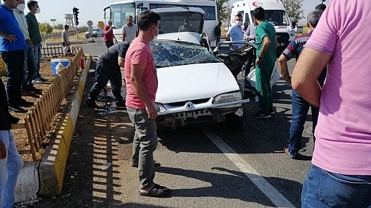 Diyarbakır'da servis midibüsü ile otomobil çarpıştı: 3 yaralı