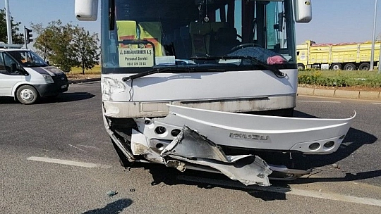 Diyarbakır'da servis midibüsü ile otomobil çarpıştı: 3 yaralı